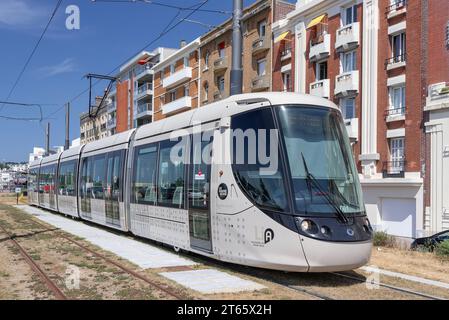 Le Havre, Francia - tram Beige Alstom Citadis 302 in una strada di le Havre. Foto Stock