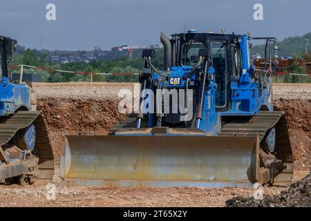 Nancy, Francia - 16 luglio 2023 : bulldozer blu CAT D6T LGP per i lavori di terra di una piattaforma in cantiere. Foto Stock