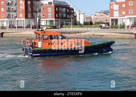 Il pilota commerciale associato British Ports MAESTOSO vicino a Gunwharf Quays Foto Stock