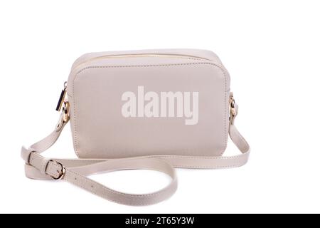 Piccola borsa a tracolla in pelle beige isolata su uno sfondo bianco con spazio per il testo. Concetto di accessori femminili versatili. Blog di moda. Adve Foto Stock