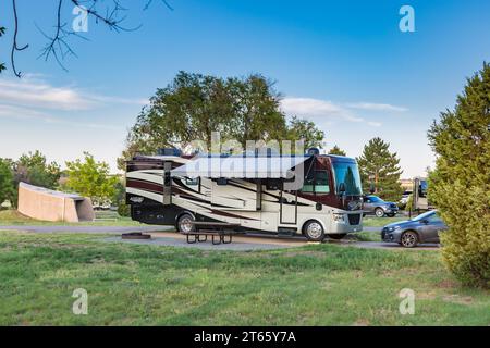 Tiffin Allegro Open Road camper parcheggiato su blocchi di livellamento al Chatfield State Park vicino a Littleton, Colorado Foto Stock