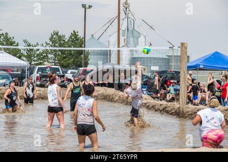 Fun in the Mud è un torneo annuale di pallavolo giocato nelle paludi di fango nella città di Pine Bluffs, Wyoming Foto Stock