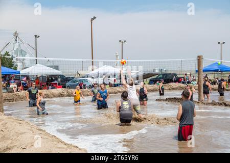 Fun in the Mud è un torneo annuale di pallavolo giocato nelle paludi di fango nella città di Pine Bluffs, Wyoming Foto Stock