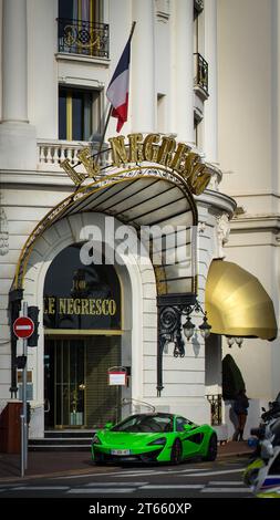 Nizza, Francia - 16 febbraio 2023: Parcheggio Green McLaren 570s di fronte all'Hotel le Negresco, uno degli hotel più eleganti di Nizza, Francia Foto Stock