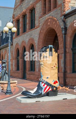 Lo stivale dipinto fa parte del progetto Cheyenne Big Boots per raccogliere fondi per il Cheyenne Depot Museum Endowment Fund a Cheyenne, Wyoming Foto Stock