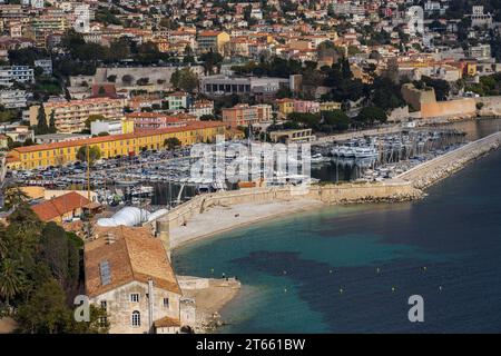 Nizza, Francia - 16 febbraio 2023: Port Villefranche-sue-Mer girato dall'alto Foto Stock