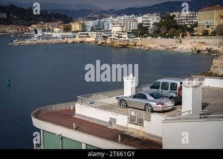 Nizza, Francia - 16 febbraio 2023: Parcheggio sul tetto di un edificio moderno con un bel panorama di Nizza e del mare Foto Stock