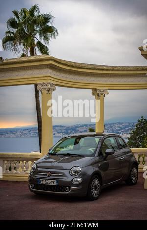 Nizza, Francia - 16 febbraio 2023: Parcheggio Fiat 500 in un luogo pittoresco con vista sulla Costa Azzurra a Nizza, Francia Foto Stock