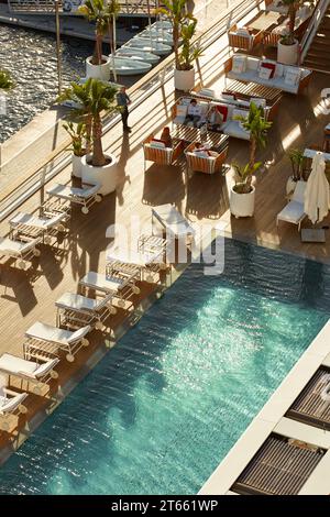 Monaco, Monte-Carlo, 29 settembre 2022: Vista dall'alto di molte barche a vela sono ormeggiate nel nuovo Yacht Club nelle giornate di sole, piscina sul tetto Foto Stock