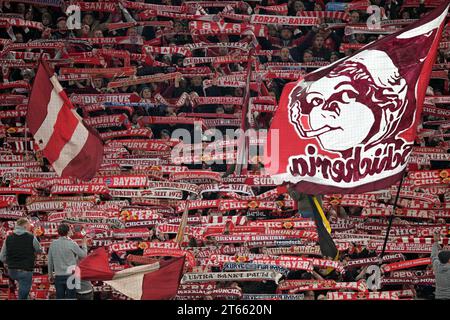 DORTMUND - Bayern Monaco tifosi durante la partita di Bundesliga tra Borussia Dortmund e FC Bayern MŸnchen al Signal Iduna Park il 4 novembre 2023 a Dortmund, in Germania. ANP | Hollandse Hoogte | GERRIT VAN COLOGNE Foto Stock