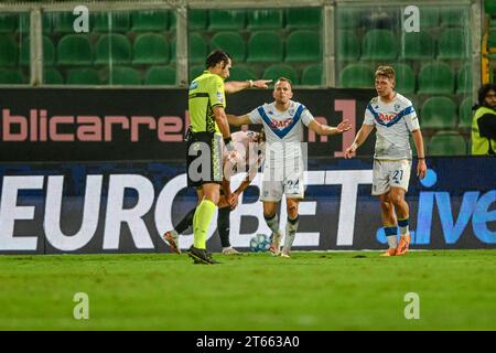 Palermo, Italia. 8 novembre 2023. Lorenzo Maria Dickmann (Brescia calcio) e 21 Brescia calcio gestiscono la loro delusione all'arbitro durante la partita di serie BKT italiana tra Palermo FC vs Brescia calcio allo stadio Renzo Barbera di Palermo, Italia credito: Agenzia fotografica indipendente/Alamy Live News Foto Stock