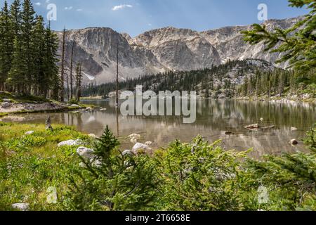 Riflesso delle montagne sul lago Mirror nell'area della Snowy Range della Medicine Bow National Forest, Wyoming Foto Stock