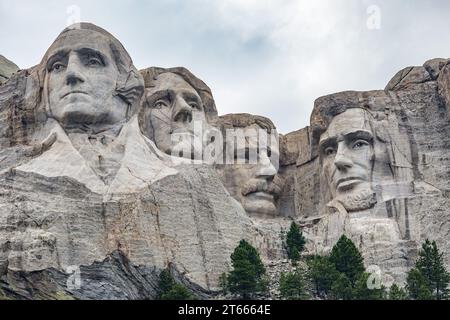 Primo piano dei busti di granito scolpiti di George Washington, Thomas Jefferson, Theodore Teddy Roosevelt e Abraham Lincoln a Mount Rushmore Foto Stock