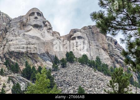Busti di granito scolpiti di George Washington, Thomas Jefferson, Theodore Teddy Roosevelt e Abraham Lincoln al Mount Rushmore National Monument Foto Stock