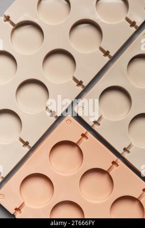 Stampi in silicone per cioccolatini, lecca lecca, dolci, vista dall'alto. Piatto di caramelle, piatto da forno. Concetto di pasticceria. Foto Stock