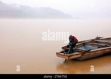 Traghetto diesel sulla riva del fiume giallo Foto Stock