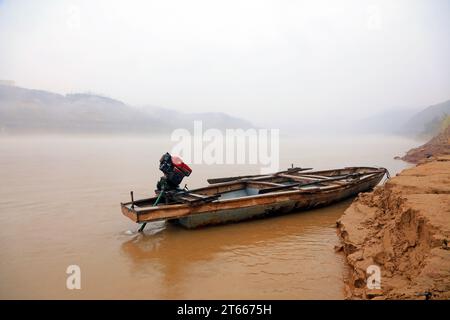 Traghetto diesel sulla riva del fiume giallo Foto Stock