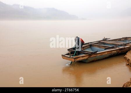 Traghetto diesel sulla riva del fiume giallo Foto Stock