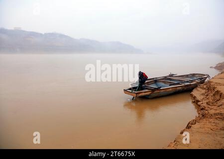 Traghetto diesel sulla riva del fiume giallo Foto Stock