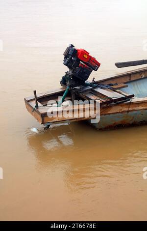 Traghetto diesel sulla riva del fiume giallo Foto Stock