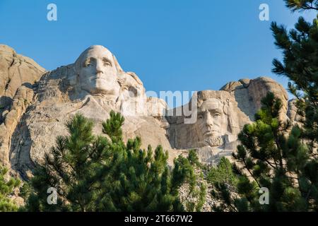 Busti di granito scolpiti di George Washington, Thomas Jefferson, Theodore Teddy Roosevelt e Abraham Lincoln al Mount Rushmore National Monument Foto Stock