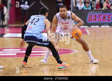 Bonn, Deutschland. 8 novembre 2023. Sergi Quintela (Breogan), Noah Kirkwood (Bonn), BCL, 3. Spieltag, Telekom Baskets Bonn vs Rio Breogan, Bonn, Deutschland, 08.11.2023. Credito: Juergen Schwarz/Alamy Live News Foto Stock