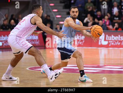 Bonn, Deutschland. 8 novembre 2023. Noah Kirkwood (Bonn), Albert Ventura (Breogan), BCL, 3. Spieltag, Telekom Baskets Bonn vs Rio Breogan, Bonn, Deutschland, 08.11.2023. Credito: Juergen Schwarz/Alamy Live News Foto Stock