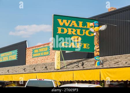 Cartello per lo storico Wall Drug Store a Wall, South Dakota, USA Foto Stock