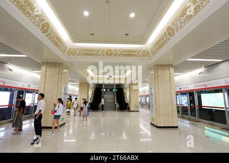 Shijiazhuang, Cina - 29 luglio 2017: Passeggeri nella stazione della metropolitana di Shijiazhuang, provincia di Hebei, Cina Foto Stock