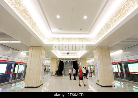 Shijiazhuang, Cina - 29 luglio 2017: Passeggeri nella stazione della metropolitana di Shijiazhuang, provincia di Hebei, Cina Foto Stock