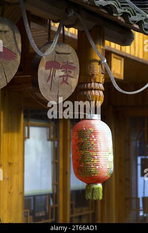 龙胜镇 (龙胜县) 中國 Longsheng, Longji Ping'an Zhuang, Cina; frammento di una casa cinese con una lanterna rossa appesa; chinesische rote Laterne; 中國紅燈籠 Foto Stock