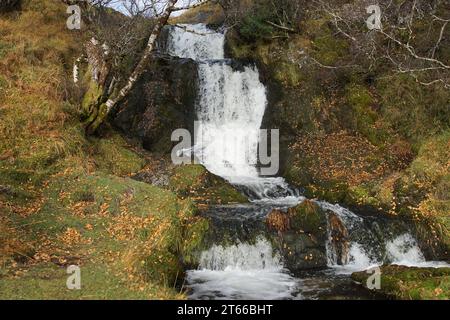 Cascata di Eadar A' Chalda su Allt A' Chalda Beag vicino alle rovine del Castello di Ardvreck del XVI secolo, Loch Assynt, Sutherland, Scozia, Regno Unito Foto Stock