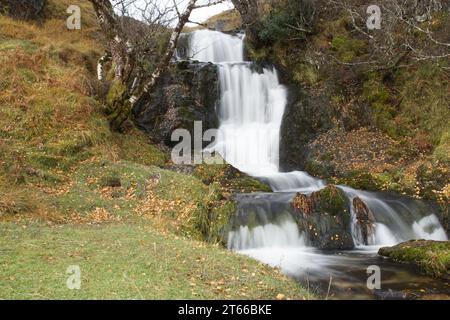 Cascata di Eadar A' Chalda su Allt A' Chalda Beag vicino alle rovine del Castello di Ardvreck del XVI secolo, Loch Assynt, Sutherland, Scozia, Regno Unito Foto Stock