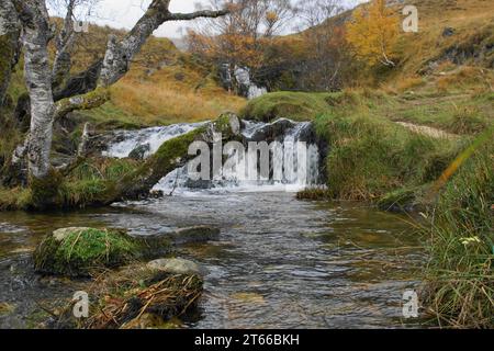 Cascata di Eadar A' Chalda su Allt A' Chalda Beag vicino alle rovine del Castello di Ardvreck del XVI secolo, Loch Assynt, Sutherland, Scozia, Regno Unito Foto Stock