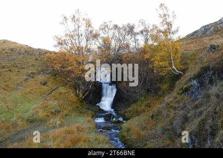 Cascata di Eadar A' Chalda su Allt A' Chalda Beag vicino alle rovine del Castello di Ardvreck del XVI secolo, Loch Assynt, Sutherland, Scozia, Regno Unito Foto Stock