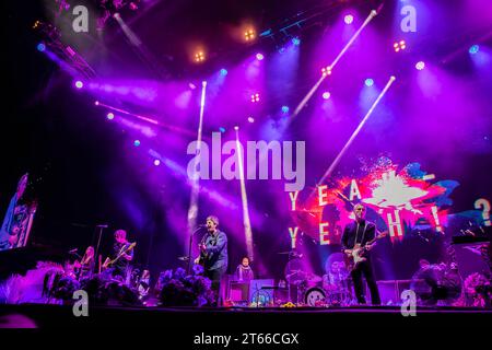 Milano Italia. 8 novembre 2023. Gli HIGH FLYING BIRDS di NOEL GALLAGHER si esibiscono dal vivo sul palco del Mediolanum Forum durante il "2023 UK & European Tour". Foto Stock