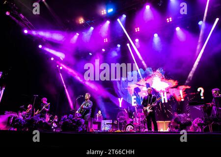 Milano Italia. 8 novembre 2023. Gli HIGH FLYING BIRDS di NOEL GALLAGHER si esibiscono dal vivo sul palco del Mediolanum Forum durante il "2023 UK & European Tour". Foto Stock