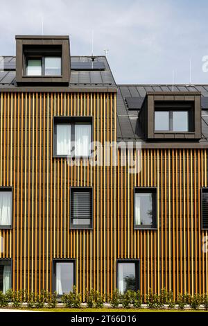 Moderno edificio geometrico in stile trave verticale e cieli blu. Foto Stock