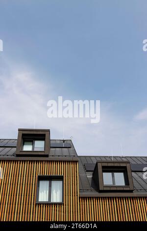 Moderno edificio geometrico in stile trave verticale e cieli blu. Foto Stock
