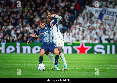 Madrid, Spagna. 8 novembre 2023. Eduardo Camavinga (Real Madrid) in azione contro Victor Gomez (Braga) durante la partita di UEFA Champions League tra Real Madrid e Braga giocata allo stadio Bernabeu l'8 novembre 2023 a Madrid, Spagna credito: Agenzia fotografica indipendente/Alamy Live News Foto Stock