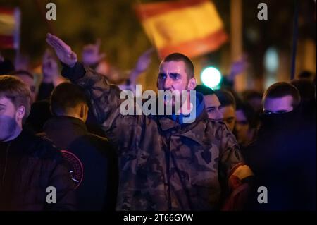 Madrid, Spagna. 8 novembre 2023. Un manifestante fa un saluto fascista durante una protesta nei pressi del quartier generale del partito socialista PSOE in via Ferraz. Migliaia di persone si sono riunite per un'altra notte per protestare contro il governo di Pedro Sanchez e la possibile approvazione di un'amnistia per i leader separatisti catalani che il governo sta negoziando per garantire l'investitura del candidato socialista. Crediti: Marcos del Mazo/Alamy Live News Foto Stock