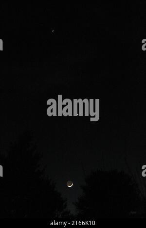21 febbraio 2023. La luna, Venere e Giove viste nel cielo notturno. Foto Stock