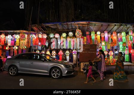 Mumbai, India. 8 novembre 2023. Una vista della strada che vende lanterne prima del festival indù delle luci, Diwali a Mumbai. Il festival di Diwali è celebrato dagli indù, dove acquistano lanterne prima del festival, puliscono la loro casa, preparano dolci e spuntini, preparano rangoli (forma d'arte tradizionale indiana dove vengono realizzati vari disegni sul pavimento) e illuminano le loro case con lampade di terra che segnano la vittoria della luce sull'oscurità. (Foto di Ashish Vaishnav/SOPA Images/Sipa USA) credito: SIPA USA/Alamy Live News Foto Stock