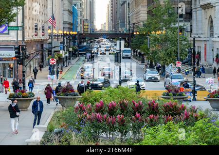 Vista ovest su Washington Street dal Millennium Park. Chicago, Illinois. Foto Stock