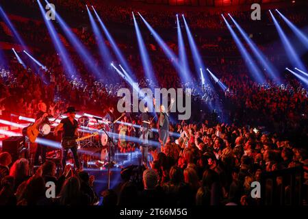 Nashville, Stati Uniti. 8 novembre 2023. Luke Bryan si esibisce durante la 57a edizione dei CMA Awards alla Bridgestone Arena di Nashville, Tennessee, mercoledì 8 novembre 2023. Foto di John Angelillo/UPI Credit: UPI/Alamy Live News Foto Stock