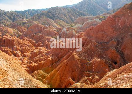 Colourful Hills Scenic Area di Zhangye National Geopark (Zhangye Danxia). La Danxia è un paesaggio famoso a Zhangye, Gansu, Cina. Foto al tramonto Foto Stock