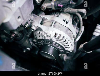 Alternatore o generatore per auto in un vano motore per auto , concetto di ricambi per auto Foto Stock