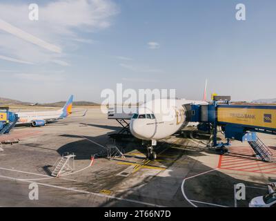 Afines, Grecia - 20 agosto 2023: L'aereo con una passerella telescopica si trova sulla pista Foto Stock