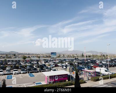 Afines, Grecia - 20 agosto 2023: Ampio parcheggio all'aperto con montagne sullo sfondo Foto Stock