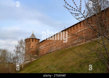 Le mura e le torri dell'antica fortezza del Cremlino a Nizhny Novgorod, in Russia, in primavera Foto Stock